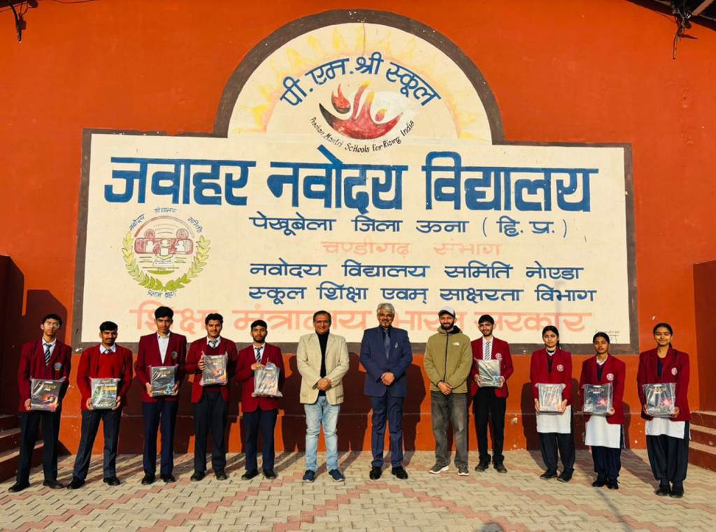 JNV Una distributed free books to 10 students preparing for JEE and NEET exams